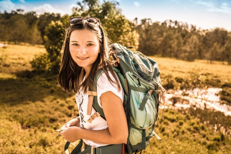 Person mit Rucksack bei Work and Travel in Australien