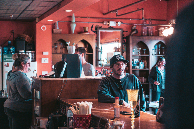 Person in einem Restaurant in Australien