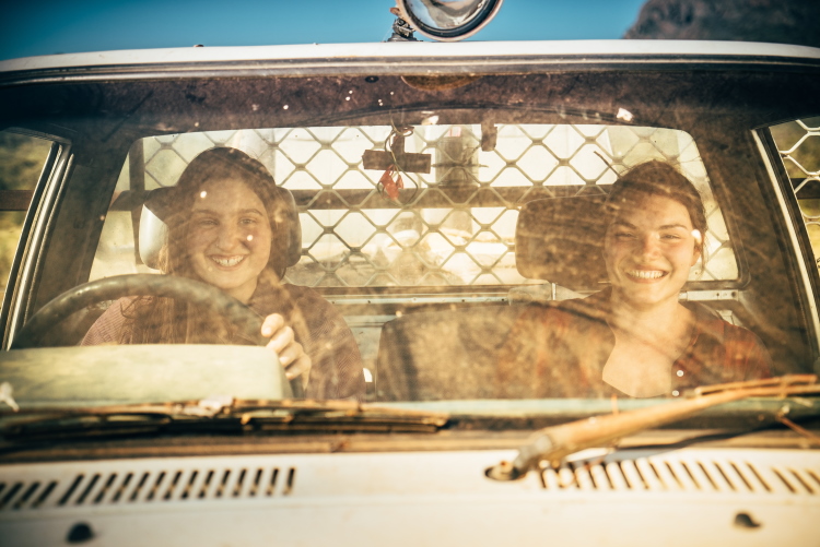 Zwei Personen sitzen in ihrem Auto während ihrem Work and Travel Aufenthalt in Australien.