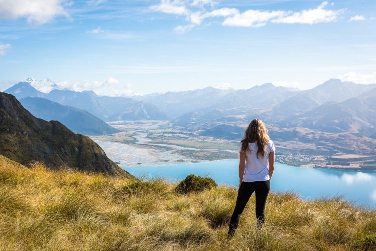 Person genießt die Aussicht bei Work and Travel in Queenstown.